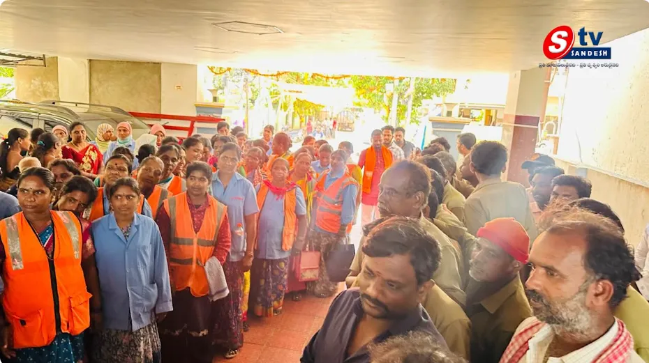 ప్రధాని నరేంద్ర మోదీ ప్రజా జీవితంలో 25 ఏళ్లు పూర్తి.. నిజాంపేటలో మహిళా పారిశుద్ధ్య కార్మికులకు చీరల పంపిణీ!